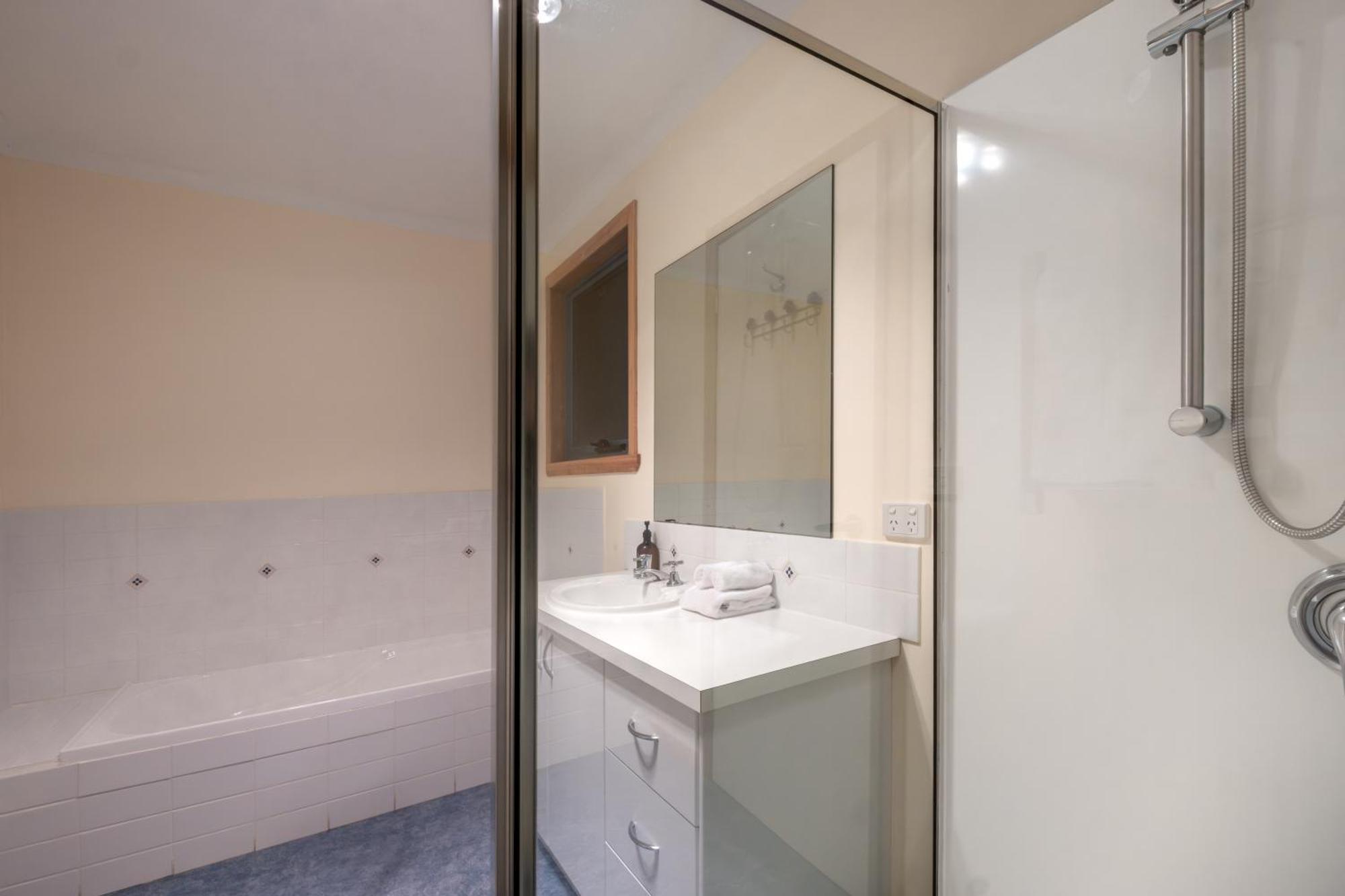 Waterline Holiday Home Coles Bay Bagian luar foto